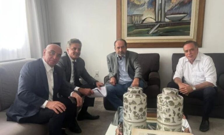 Dirigentes se reunem para conversar