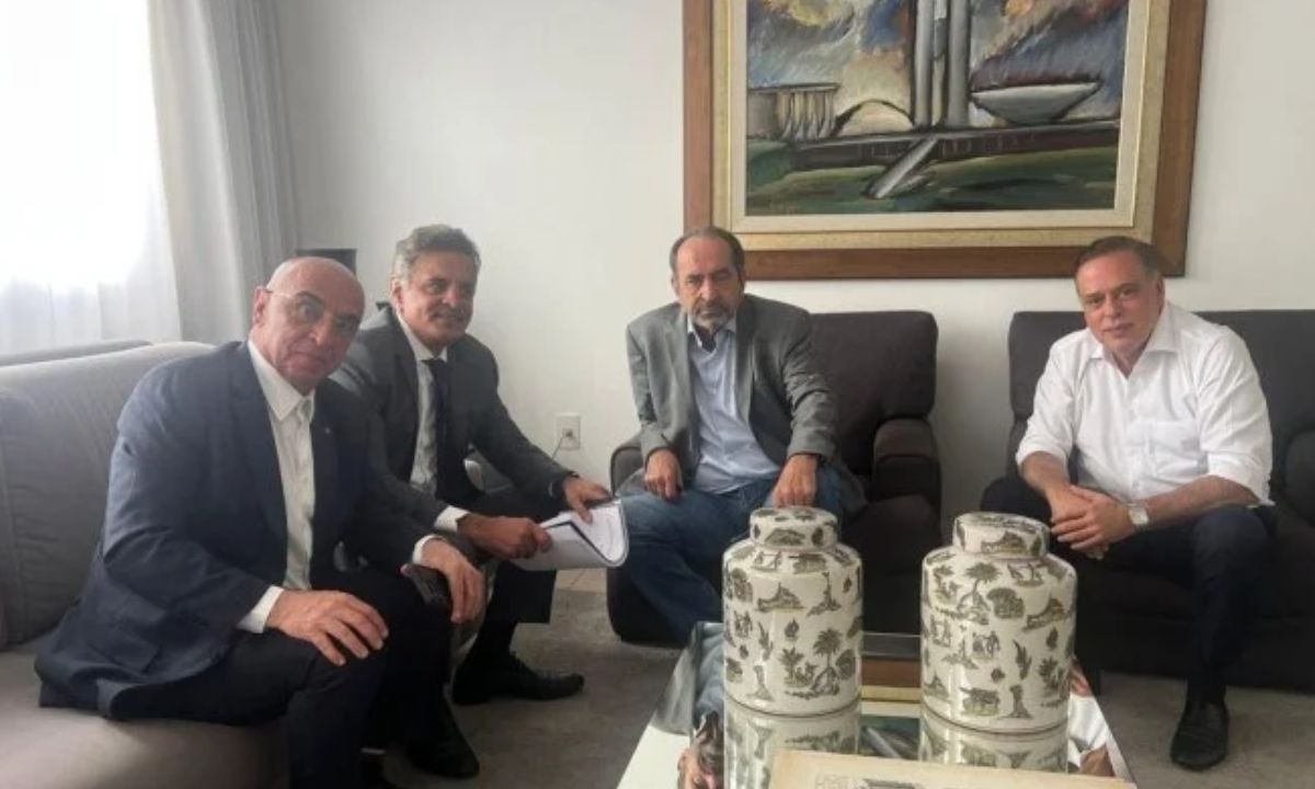 Dirigentes se reunem para conversar