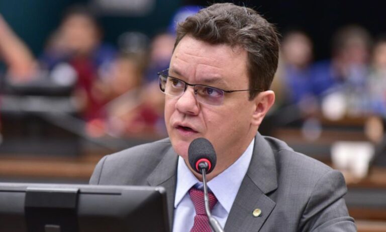 Odair Cunha fala em microfone