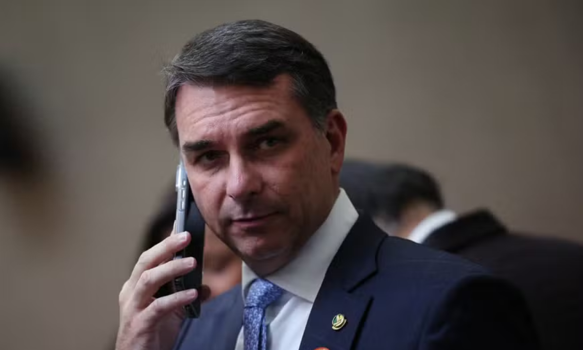 Flávio Bolsonaro fala ao telefone