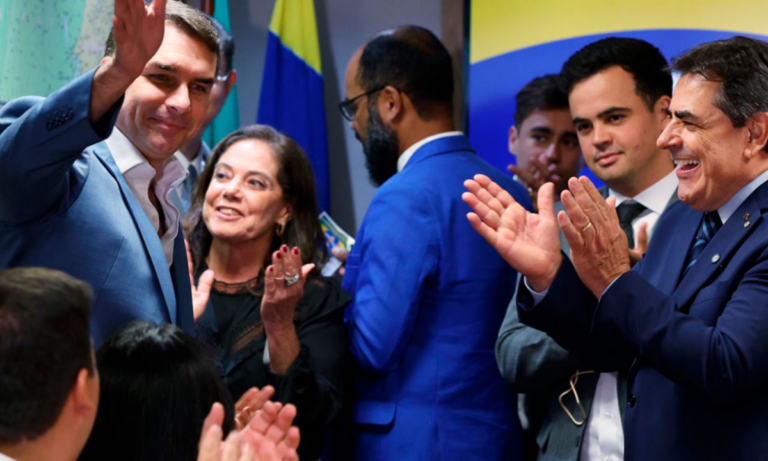 Flávio Bolsonaro com parte da bancada mineira