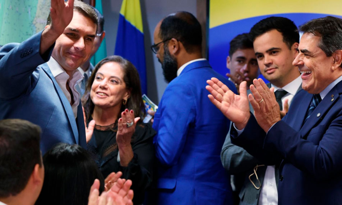 Flávio Bolsonaro com parte da bancada mineira