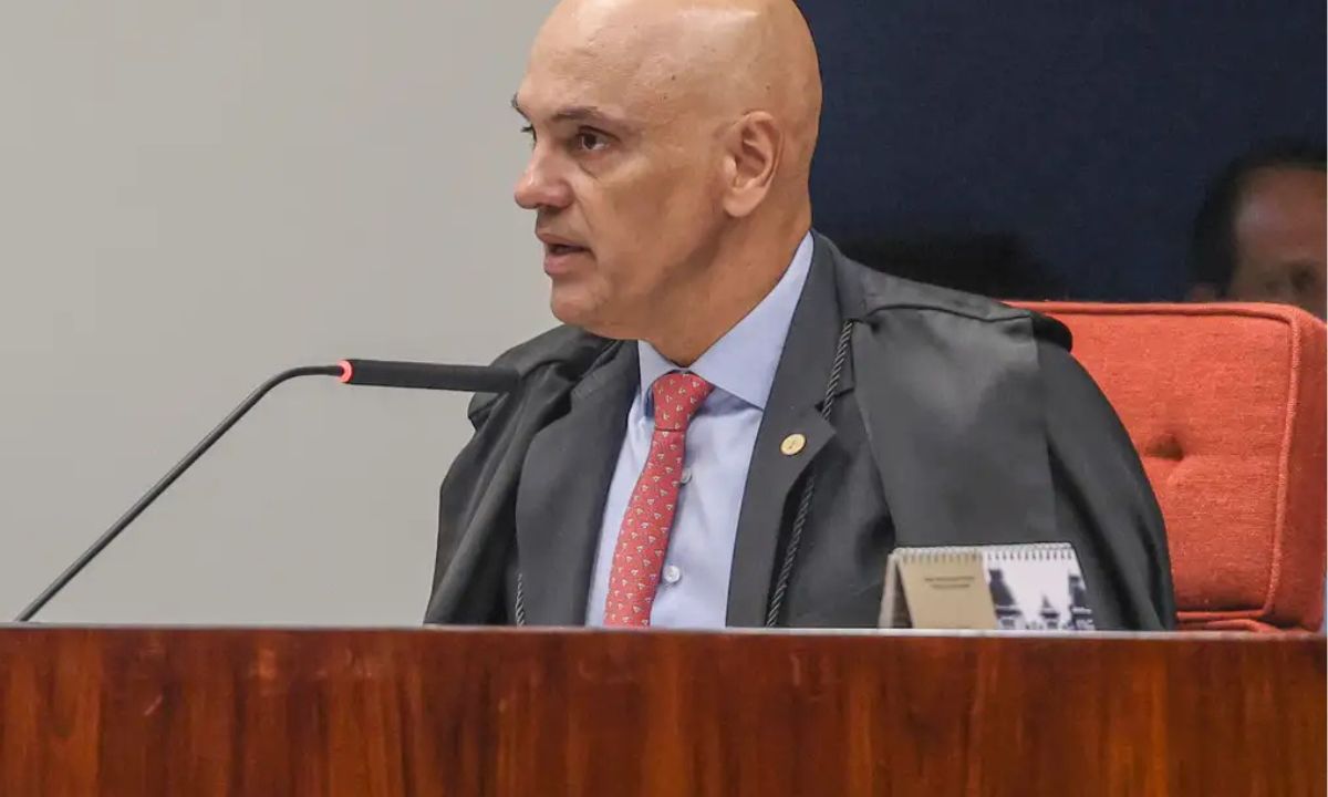 Alexandre de Moraes, de perfil, de terno e gravata