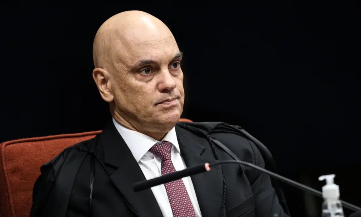 Alexandre de Moraes no STF, de terno e gravata vermelha.