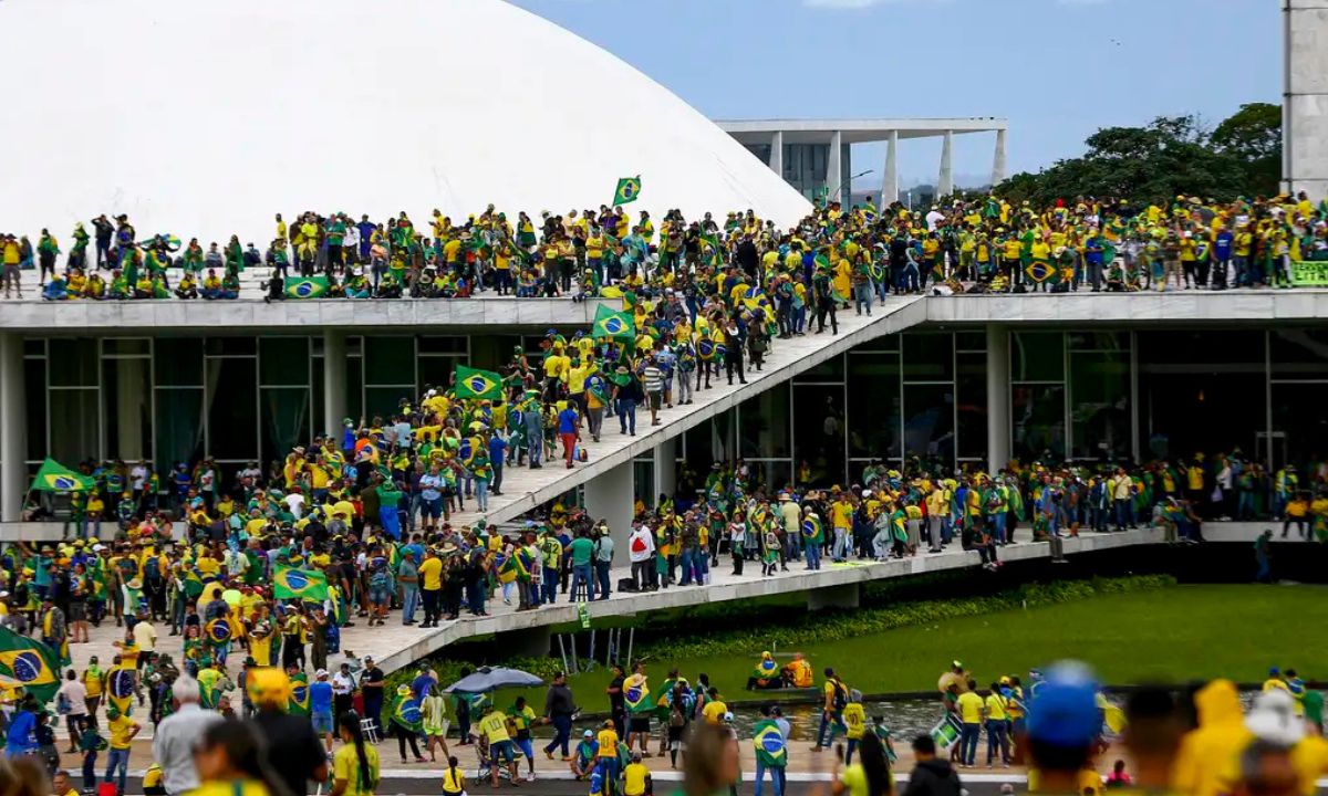 Praça dos Três Poderes tomada por manifestantes que defendiam Golpe de Estado, em 8 de janeiro de 2023.