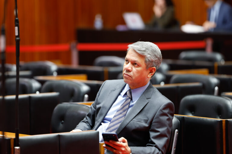 Na foto, o deputado estadual Carlos Henrique (Republicanos) durante sessão da Assembleia de Minas