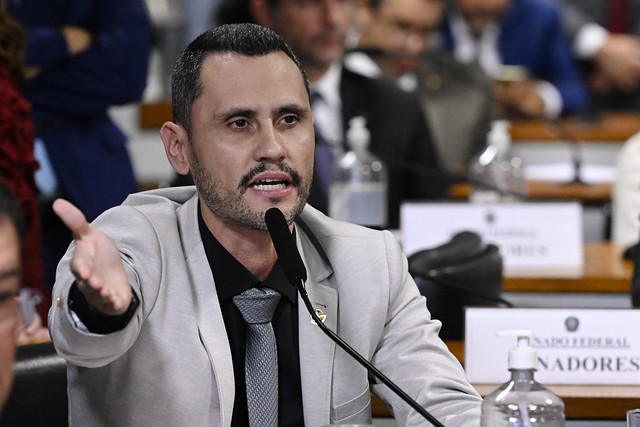 O senador Cleitinho Azevedo durante sessão no Senado.