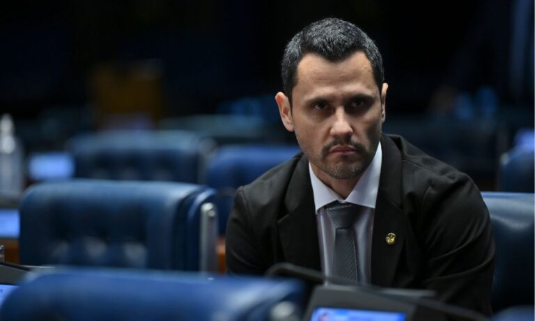 Na foto, o senador Cleitinho Azevedo