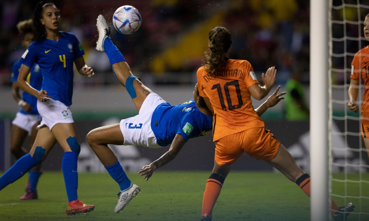 Jogadora da Seleção Brasileira finaliza de bicicleta contra a Holanda
