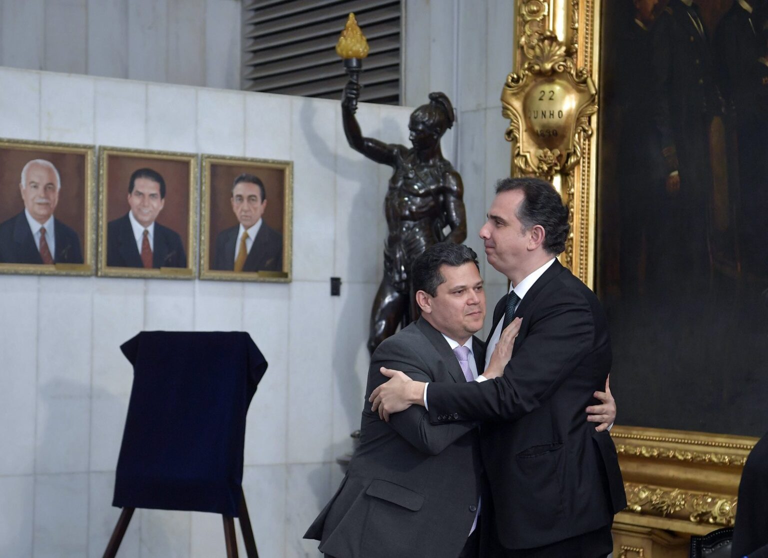 Na foto, o presidente do Senado, Davi Alcolumbre (União Brasil-AP), e o senador por Minas Gerais Rodrigo Pacheco (PSD) se abraçam.