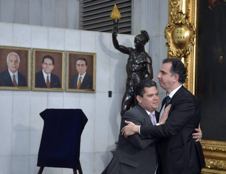 Na foto, o presidente do Senado, Davi Alcolumbre (União Brasil-AP), e o senador por Minas Gerais Rodrigo Pacheco (PSD) se abraçam.