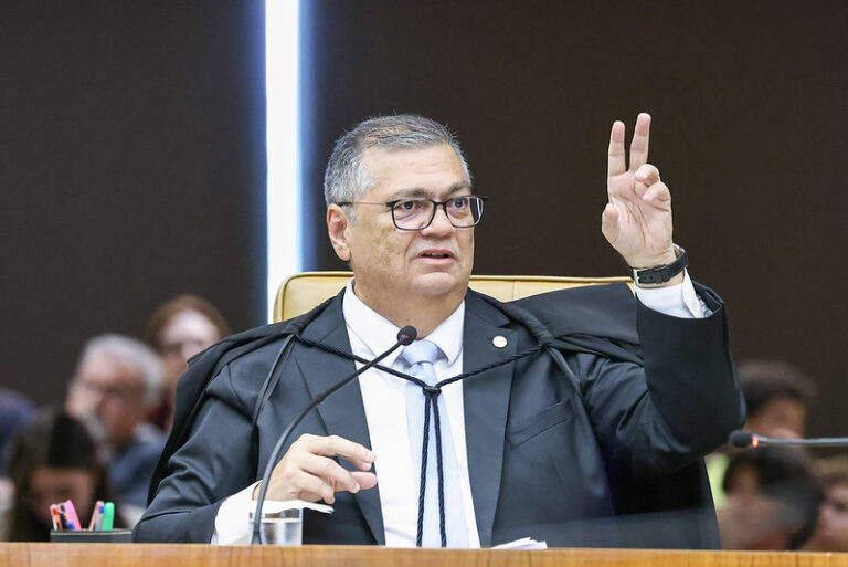 O ministro Flávio Dino durante sessão plenária do STF