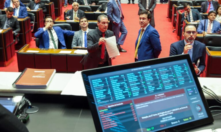 Movimentação de deputados estaduais no plenário da Assembleia Legislativa de Minas Gerais (ALMG)