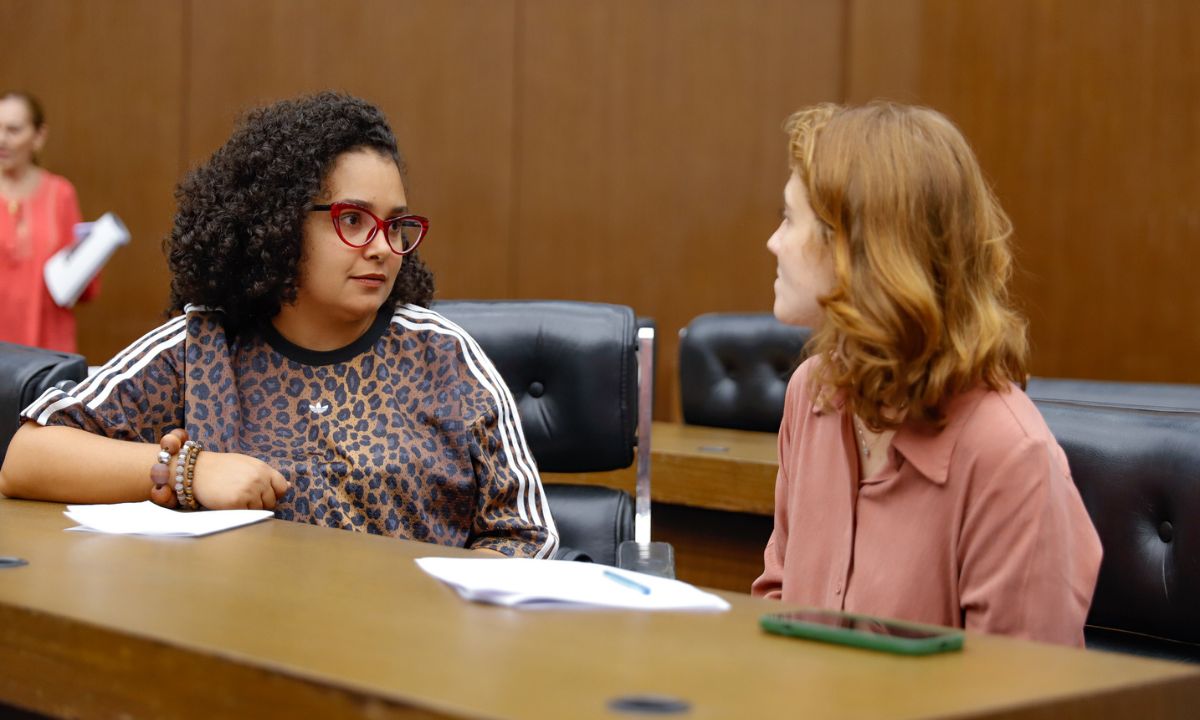 A vereadora Iza Lourença conversa com a colega de Câmara Luiza Dulci