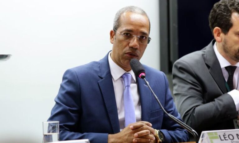 O ex-deputado federal Léo Motta de terno e gravata