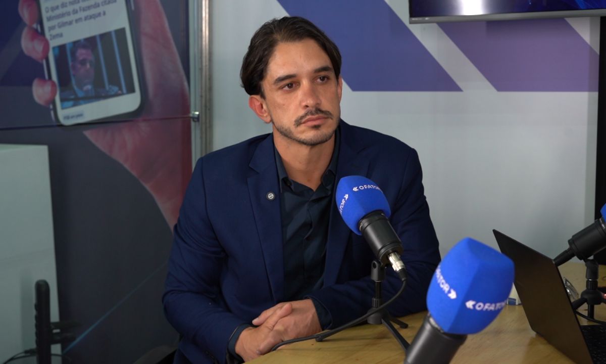 Prefeito Lucas Vieira durante entrevista para O Fator