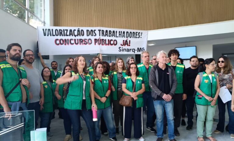 Manifestação de servidores com faixa pedindo concurso público.