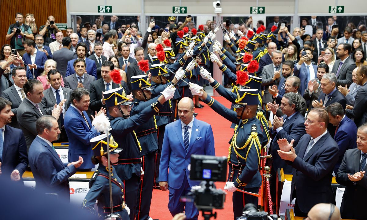 O governador Mateus Simões ao lado de deputados