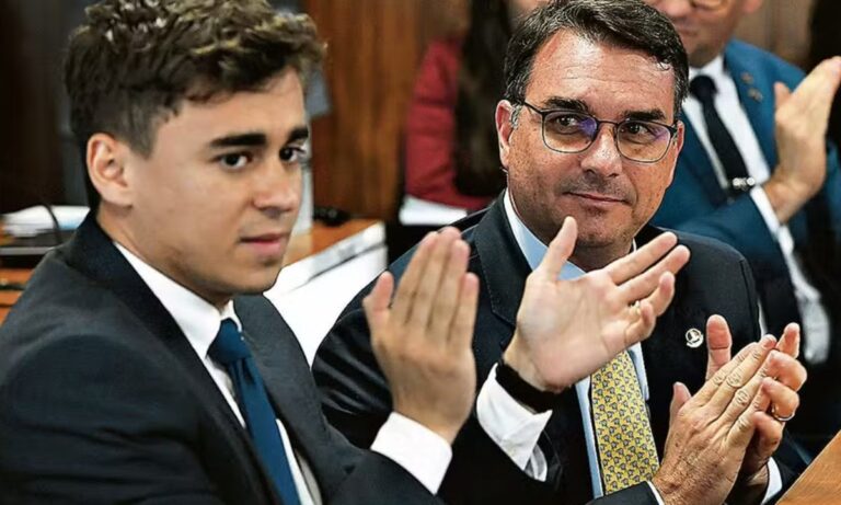 Nikolas Ferreira à esquerda de Flávio Bolsonaro em audiência no Senado Federal