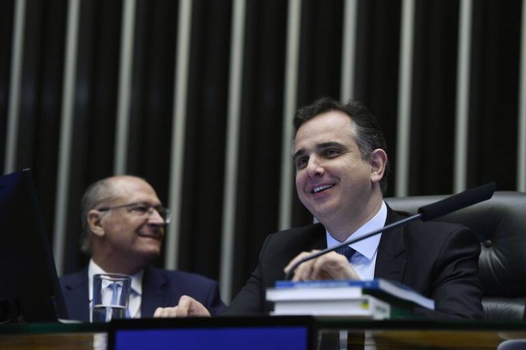 Geraldo Alckmin à esquerda de Rodrigo Pacheco no Senado Federal.