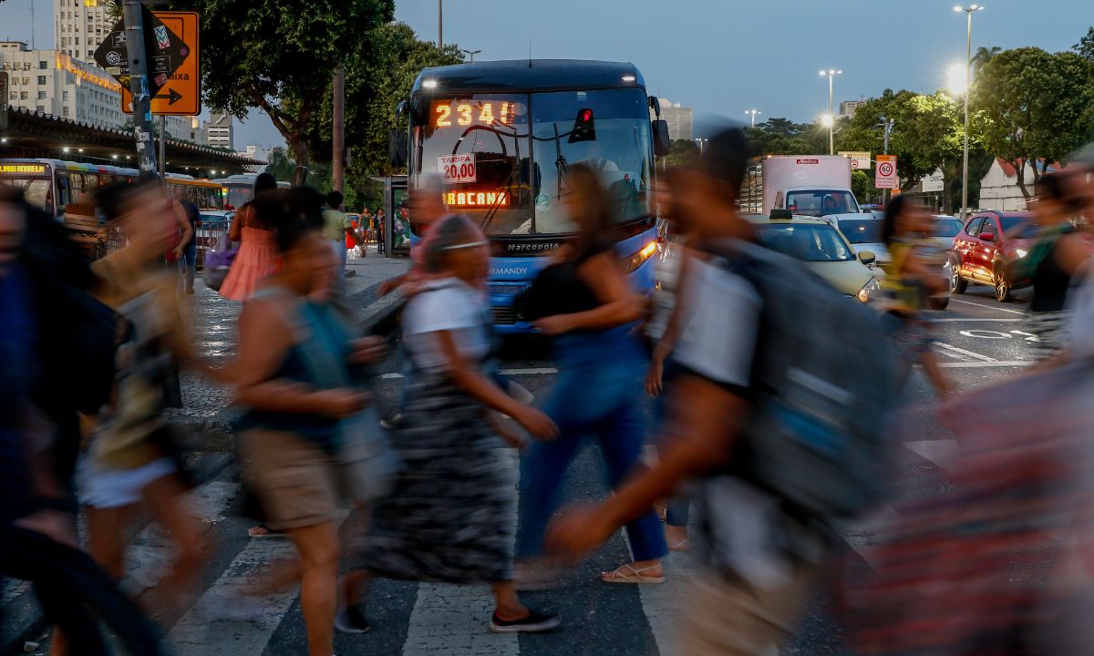 Pessoas se deslocam em via pública