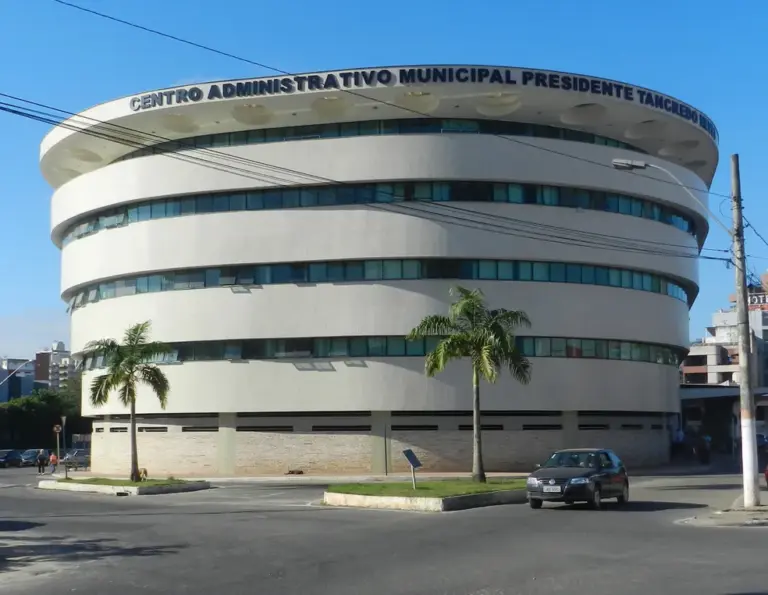 Fachada do prédio da Prefeitura de Muriaé.