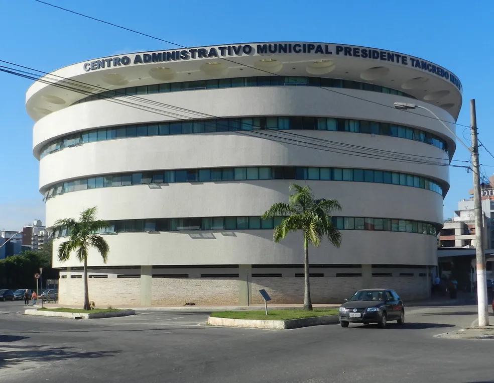 Fachada do prédio da Prefeitura de Muriaé.