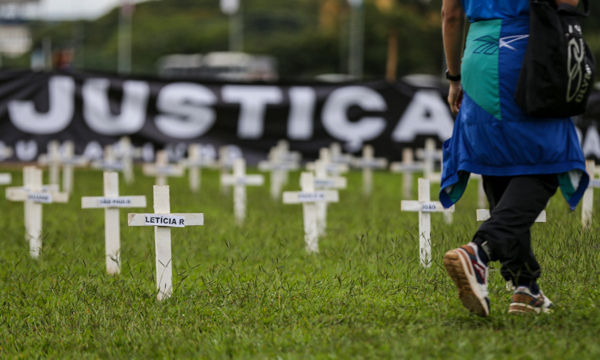 Cruzes são colocadas em frente ao Congresso Nacional para lembrar as vítimas do rompimento da barragem da Vale em Brumadinho.