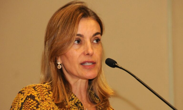 Renata Vilhena falando ao microfone