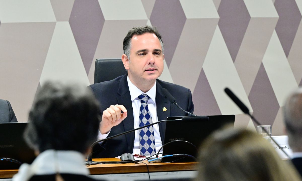 Rodrigo Pacheco em audiência no Senado, de terno