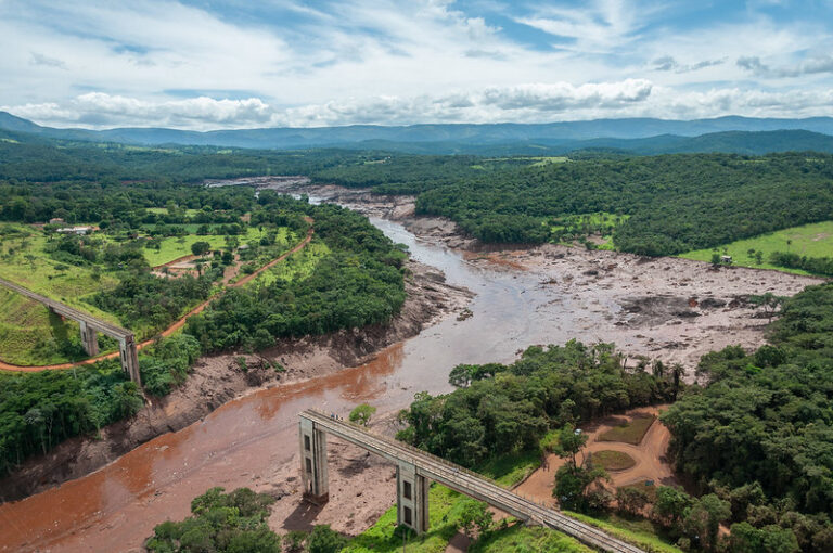 Catástrofe socioambiental provocada pelo rompimento de barragem da mineradora Vale em Brumadinho