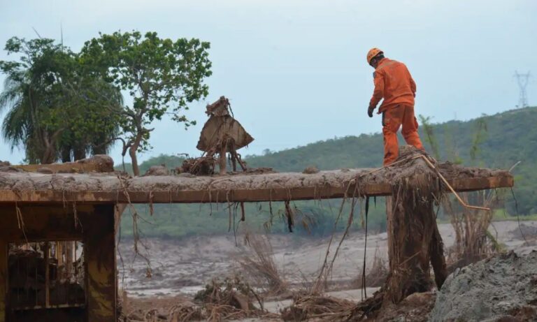 Bombeiro faz buscas após o rompimento da barragem de Fundão, em Mariana, em novembro de 2015