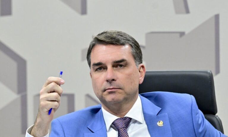 Flávio Bolsonaro em Plenário