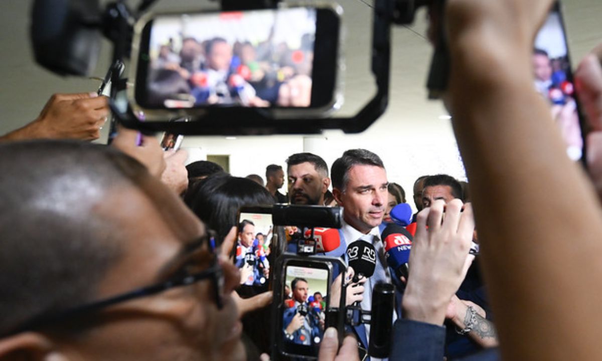 Flavio Bolsonaro com jornalistas