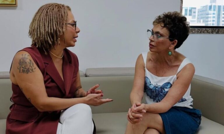 Aurea e Marília conversam