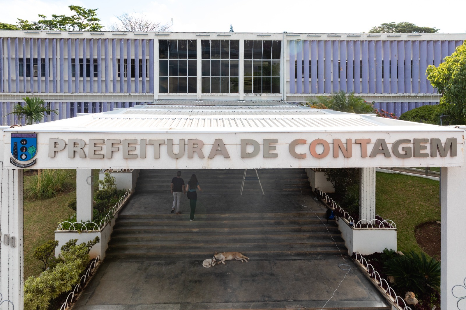 Prefeitura de Contagem revoga a própria anulação e restabelece contrato milionário de uniformes