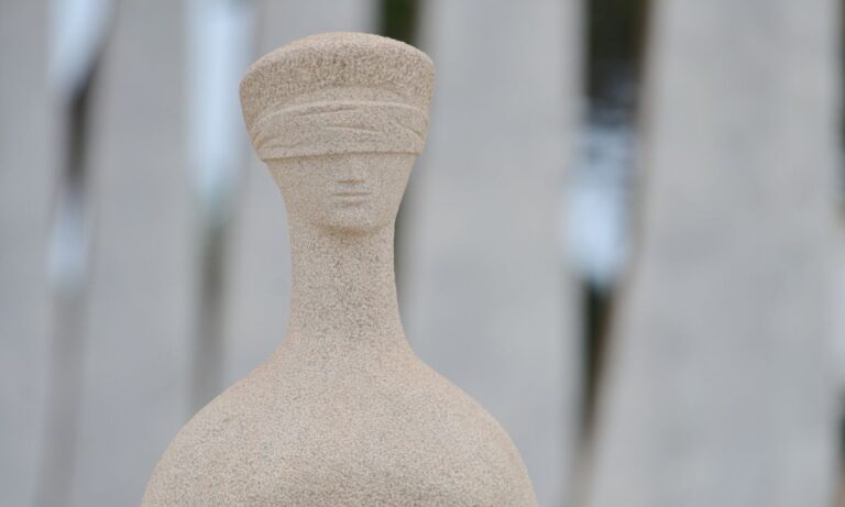 A escultura "Justiça", que localizada em frente ao prédio do Supremo Tribunal Federal (STF), em Brasília (DF).