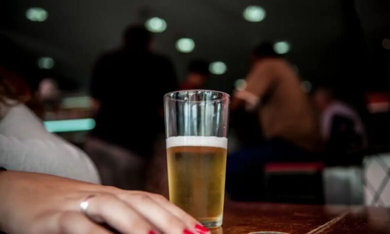 Mulher consome cerveja