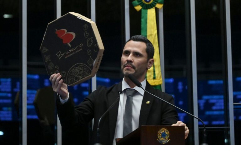Cleitinho discursa no plenário do Senado