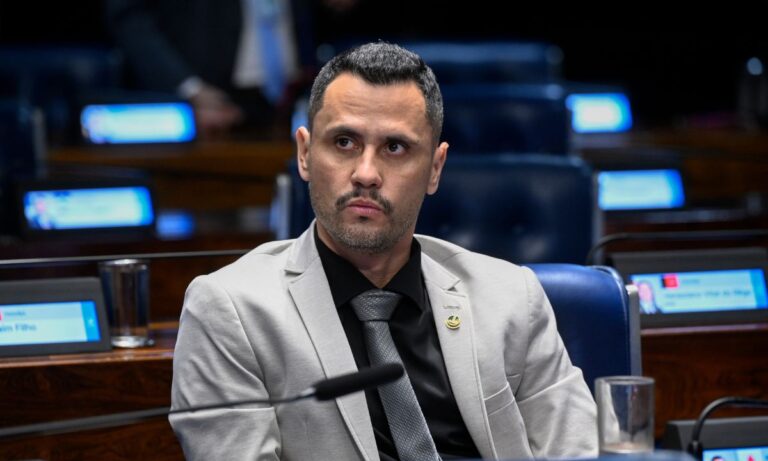 Na foto, o senador Cleitinho Azevedo