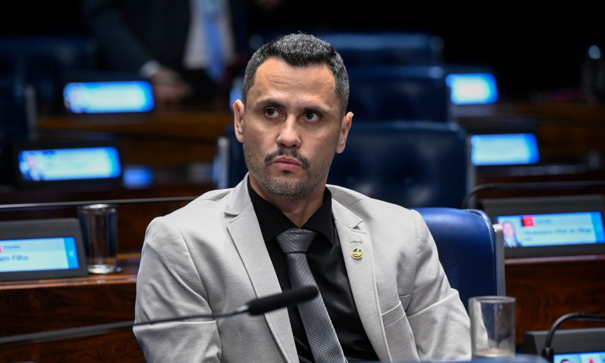 Na foto, o senador Cleitinho Azevedo