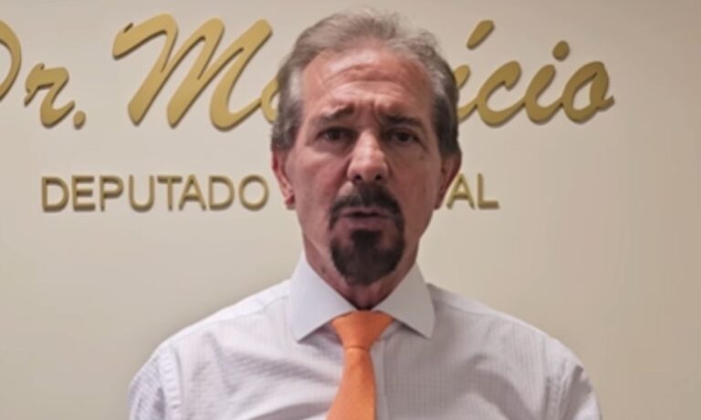 Dr. Maurício, do Novo, de gravata laranja e camisa branca