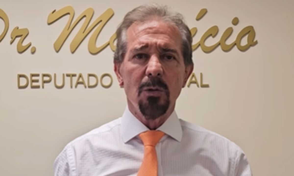 Dr. Maurício, do Novo, de gravata laranja e camisa branca