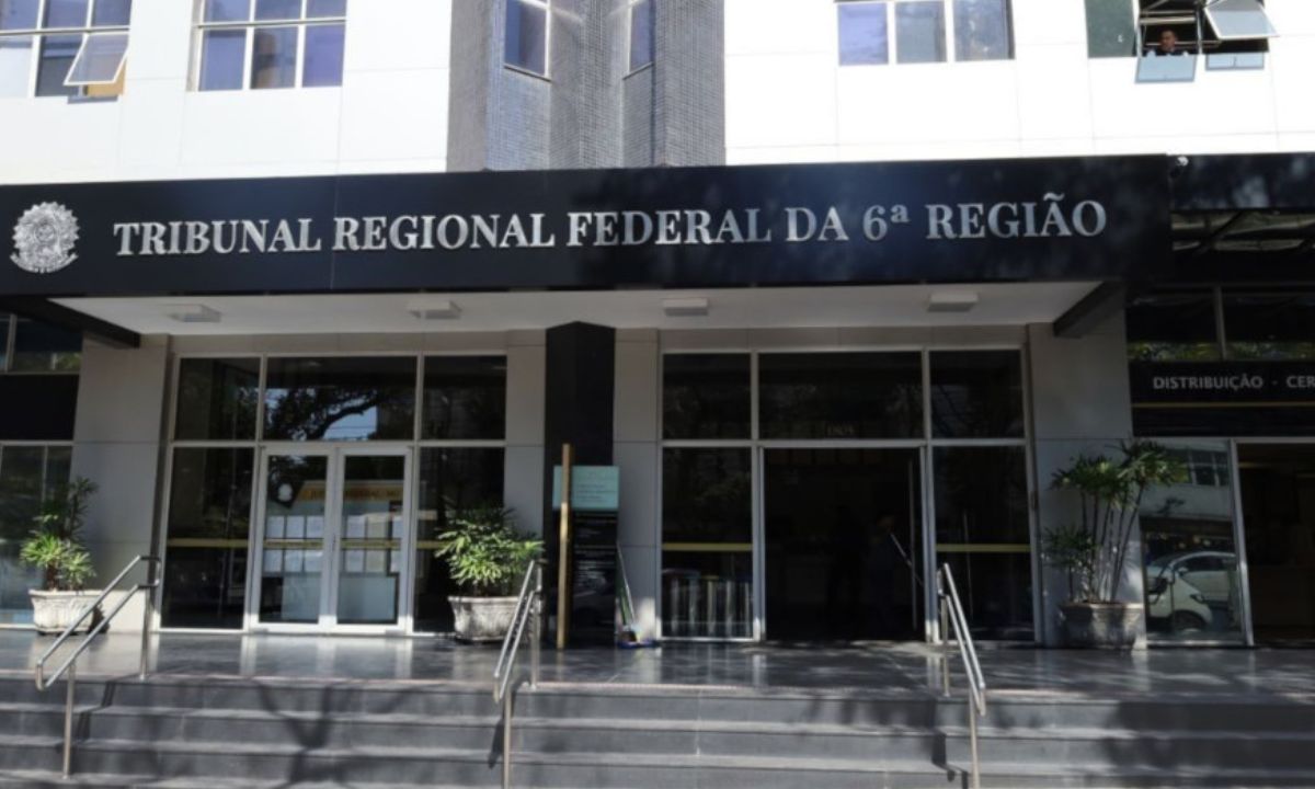 Fachada do Tribunal Regional Federal da 6ª Região durante o dia.