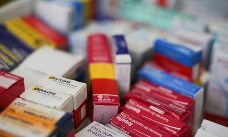 Diversas caixas de medicamentos aleatórios