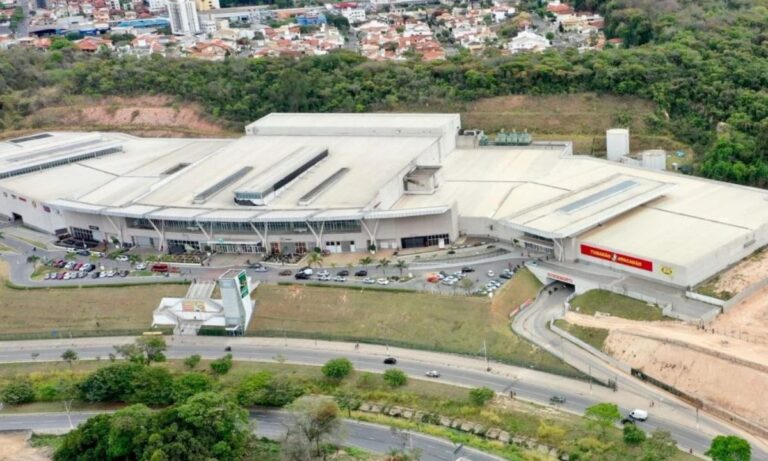 Vista aérea do Shopping Monte Carmo, em Betim.
