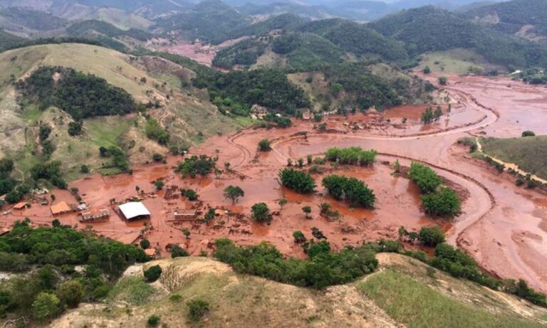 Lama toma conta de Mariana, após rompimento de barragem
