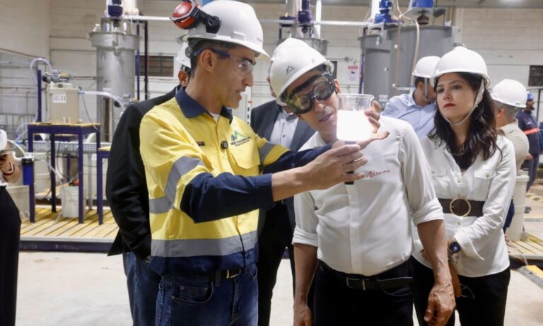 Zema visita a planta da Meteoric