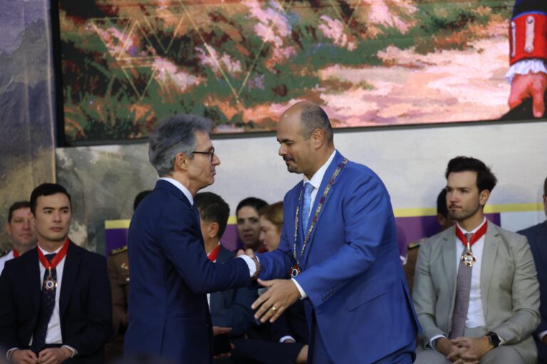 O então governador Romeu Zema e o governador Mateus Simões durante a cerimônia da Medalha da Inconfidência, em Ouro Preto, realizada em 21 de abril.