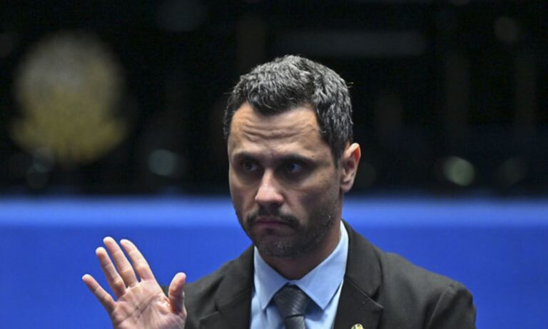 À bancada, senador Cleitinho (Republicanos-MG).